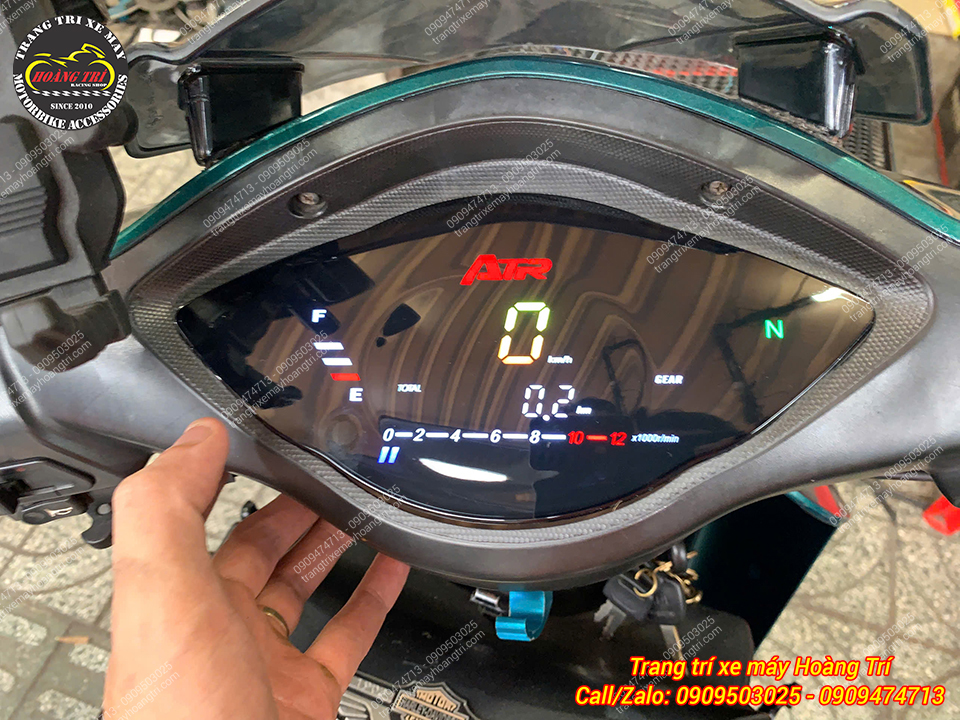 Cận cảnh đồng hồ điện tử ATR xe Wave với giao diện đơn giản và hiển thị rõ ràng