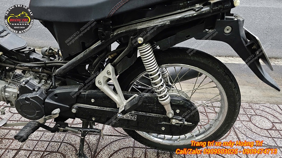 Góc nhìn dàn chân sau Wave A 110 với hệ thống thắng đùm nguyên bản theo xe