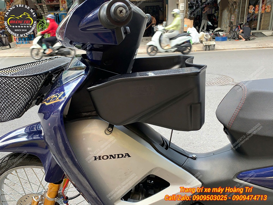 Góc view cho thấy rổ giữa không cạ cấn và không ảnh hưởng thao tác mở yên