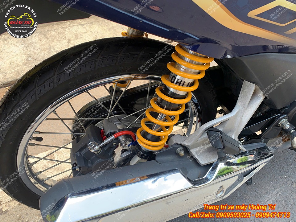 Phuộc sau Ohlins chính hãng màu vàng nổi bật giúp xe vận hành êm ái mọi cung đường