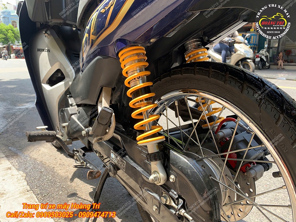 Góc nhìn cho thấy dàn chân sau cực kỳ chắc chắn nhờ trang bị phuộc Ohlins