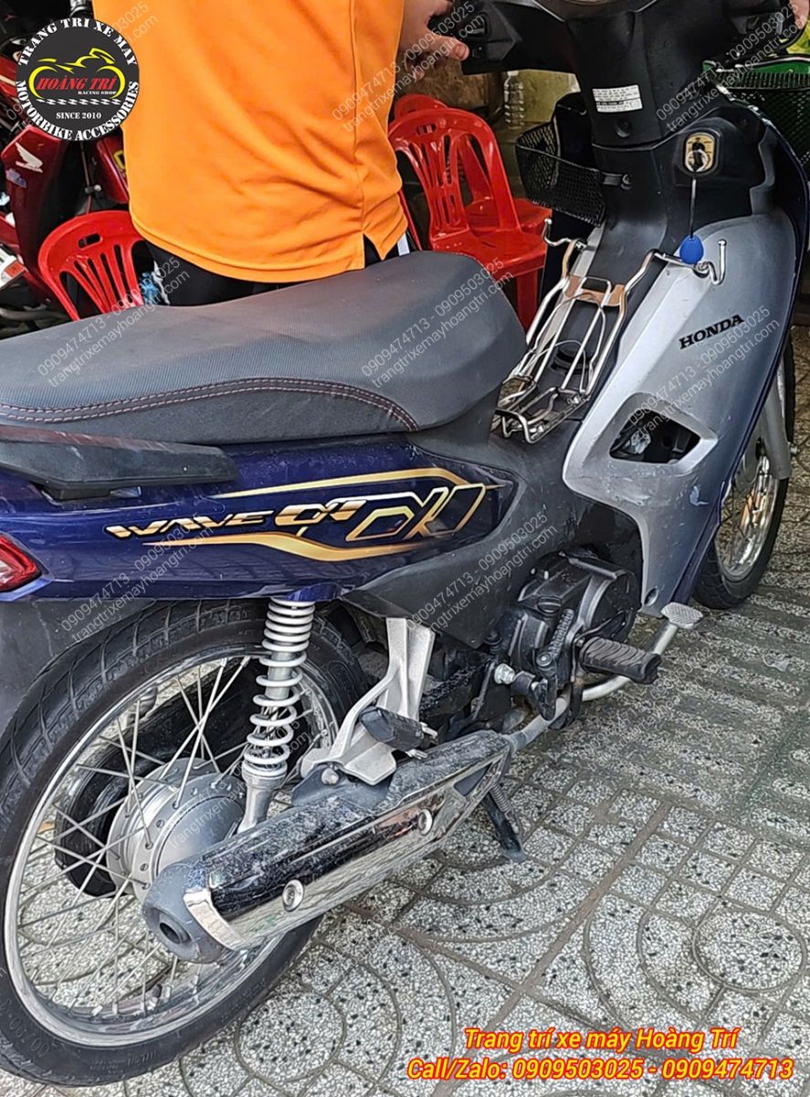 Góc nhìn bên hông Honda Wave A 110 2022 với dàn áo xanh bạc nguyên bản nổi bật