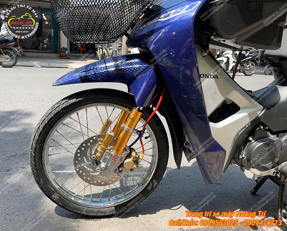 Toàn cảnh bánh trước Wave A 110 nổi bật nhờ trang bị nhiều phụ kiện đồ chơi cao cấp