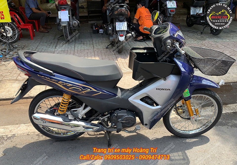 Nhìn từ bên phải chiếc Wave A 110 2022 nổi bật nhờ dàn đồ chơi hàng hiệu