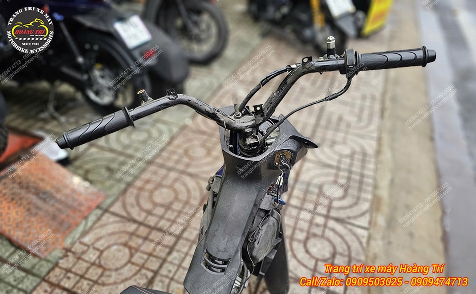 Cận cảnh ghi đông Wave A 110 sau khi tháo dàn áo và cụm đèn đầu xe