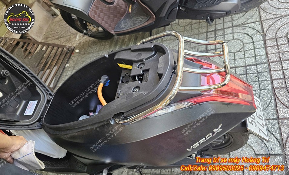 Cận cảnh baga cong Vero X lắp chuẩn vị trí đuôi xe chắc chắn và gọn gàng