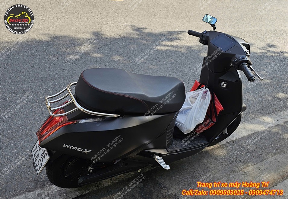 Góc nghiêng Vero X mang đến vẻ ngoài nổi bật hơn với baga cong inox sáng bóng đầy tinh tế