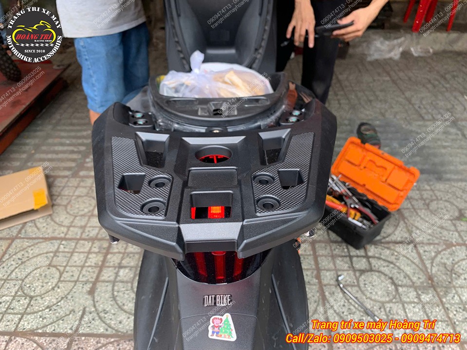 Phía sau của baga cho thấy baga LBS tạo điểm nhấn mạnh mẽ cho Datbike Quantum