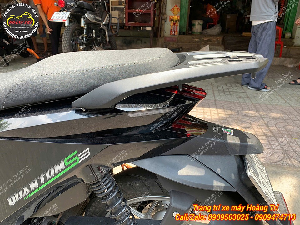 Có thể trang bị thêm thùng sau trên baga kiểu Sh 300i Datbike Quantum phù hợp phong cách phượt