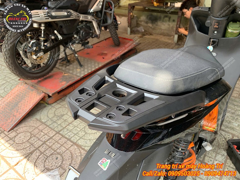Cận cảnh phần mặt trên baga với nhiều vị trí hỗ trợ cố định hành lý cực tiện lợi
