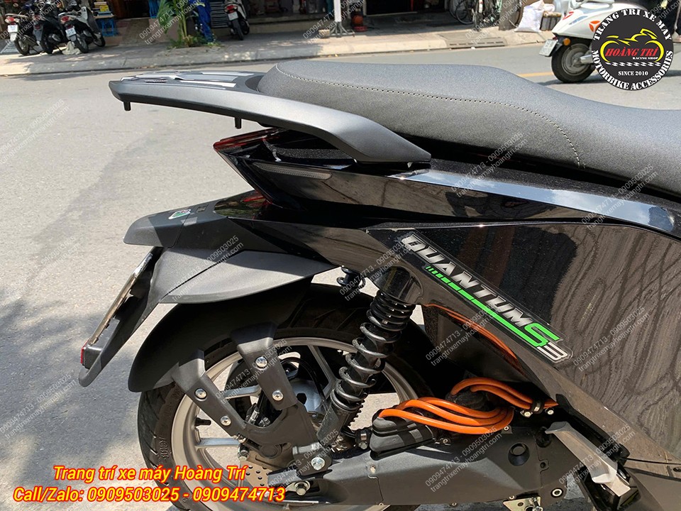 Thiết kế kéo dài của baga kiểu Sh 300i giúp Datbike Quantum tăng khả năng chở thêm hành lý
