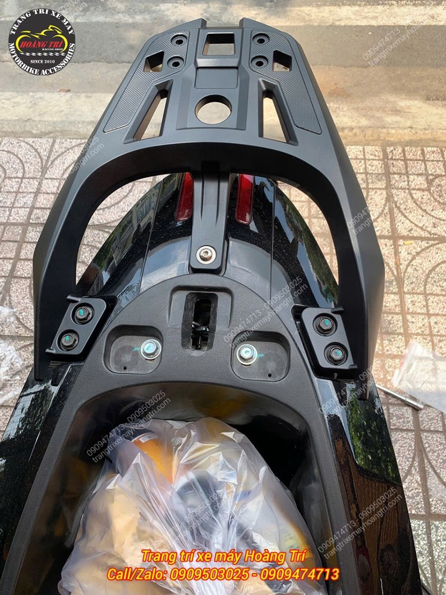 Góc nhìn từ trên cho thấy baga kiểu Sh 300i chuẩn zin từng con ốc cho lắp đặt nhanh chóng