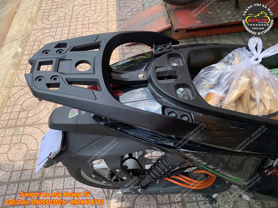 Toàn cảnh thực tế baga sau kiểu Sh 300i sau khi lắp đặt hoàn thiện trên xe Datbike Quantum