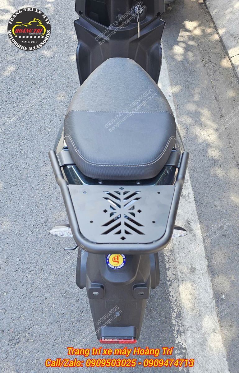 Góc nhìn từ trên baga sau Vinfast Flazz với mặt đế rộng gắn thùng cực tiện dụng