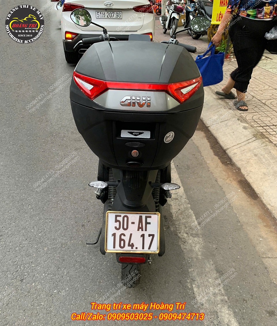 Góc nhìn từ phía sau thùng Givi chính hãng được lắp chắc chắn trên xe