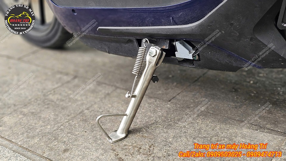 Cận cảnh chân chống nghiêng inox Datbike Quantum chắc chắn giúp thao tác dựng xe nhanh hơn