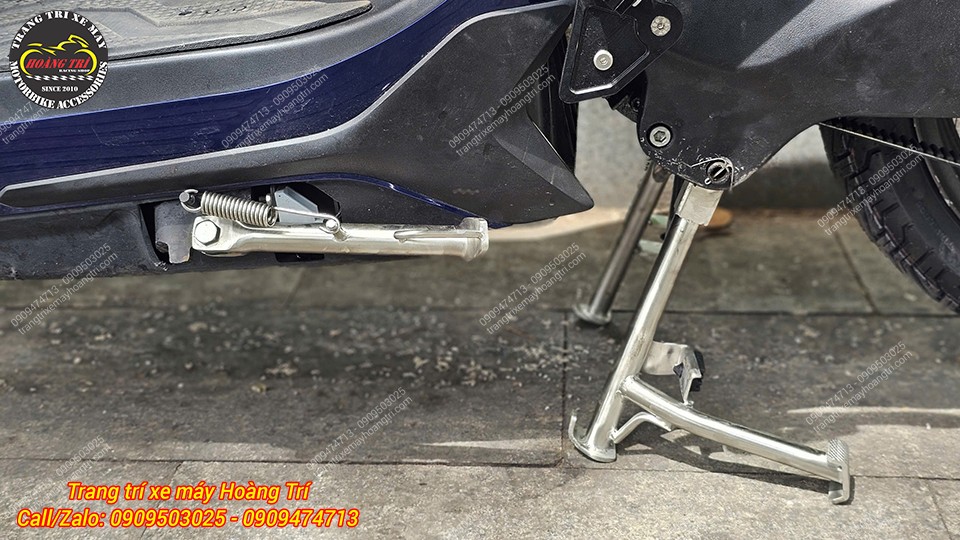 Chi tiết chân chống đứng inox Datbike Quantum sử dụng đòn bẩy hỗ trợ bật chống nhẹ nhàng