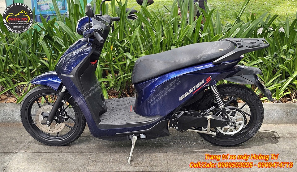 Toàn cảnh Datbike Quantum xanh nổi bật hơn cùng bộ chân chống inox sáng bóng và hiện đại