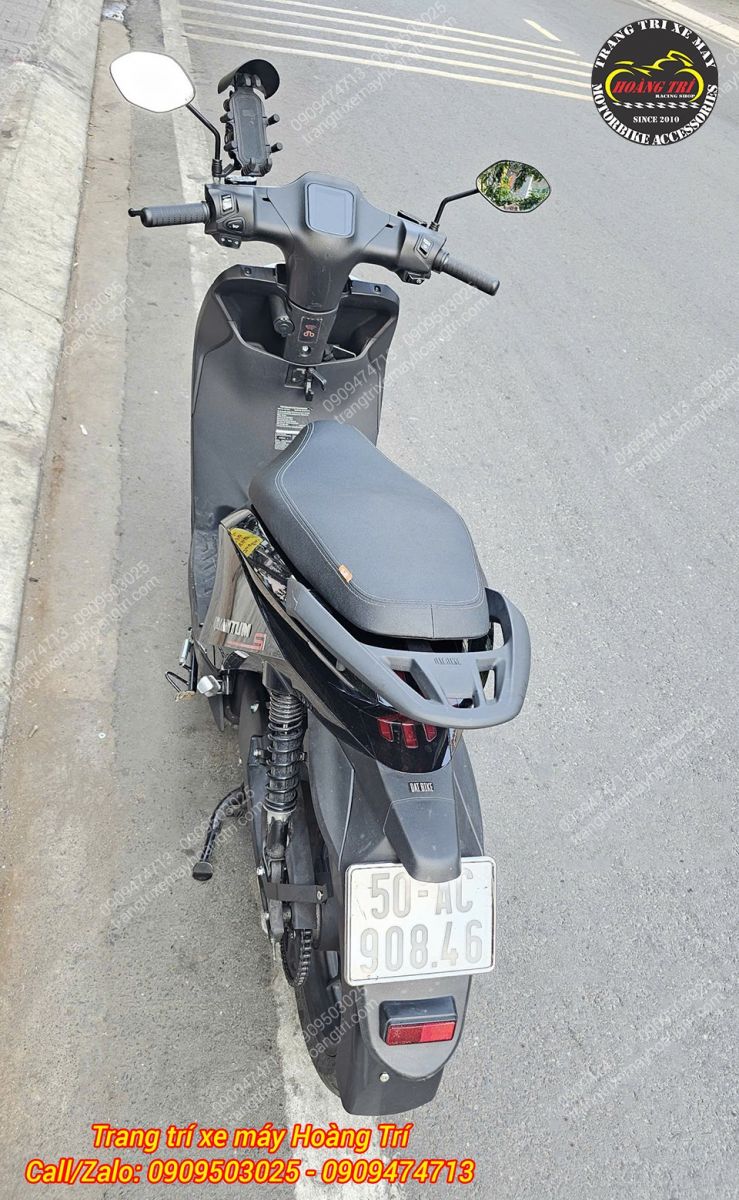 Góc nhìn từ sau Datbike Quantum nổi bật với chắn bùn dè sau gọn gàng và trông liền lạc