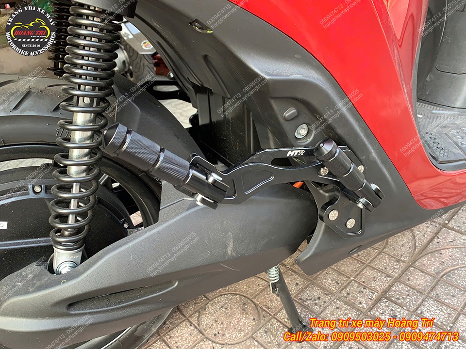 Góc chụp khác gác chân phụ HTR giúp 2 người ngồi sau để chân thoải mái hơn
