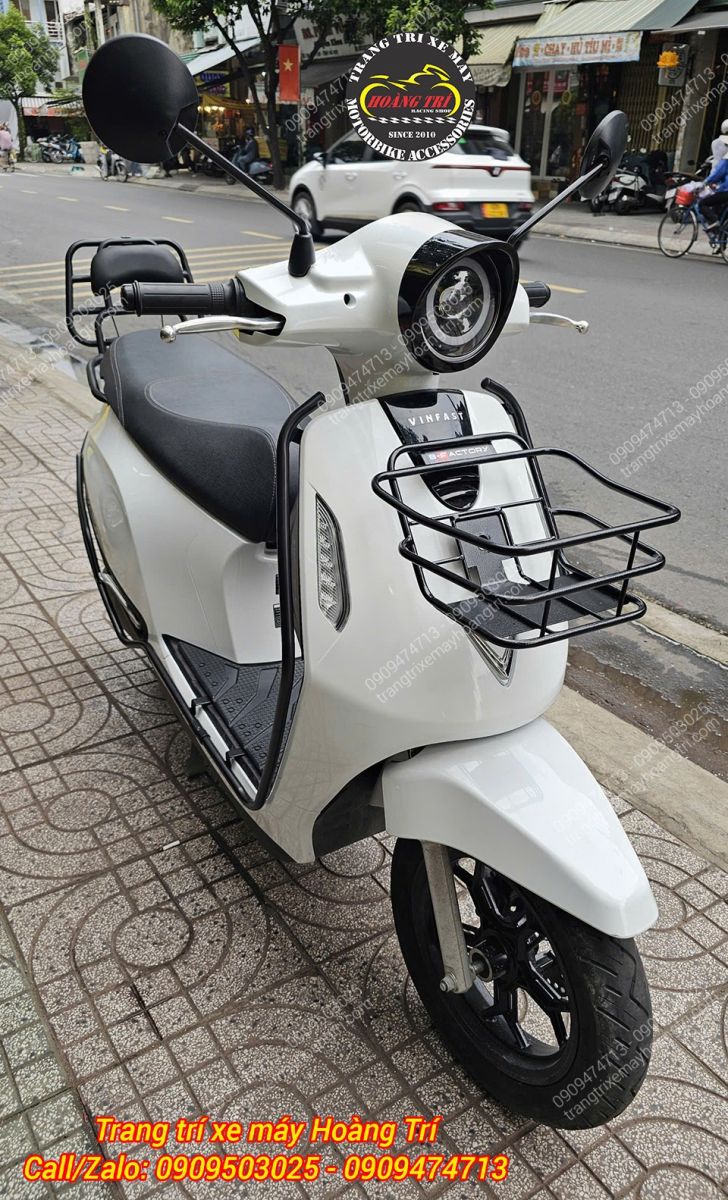 Tổng thể Vinfast EVO lắp full khung bảo vệ, baga sau và rổ trước mang phong cách Vespa