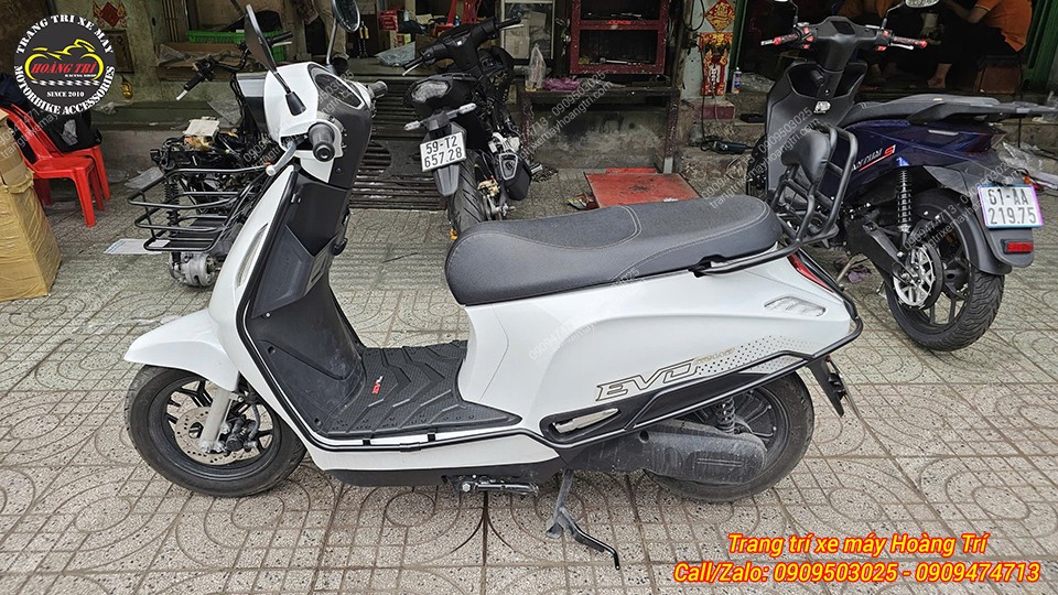 Toàn cảnh Vinfast EVO màu trắng trang bị khung bảo vệ tăng cá tính và an toàn hơn