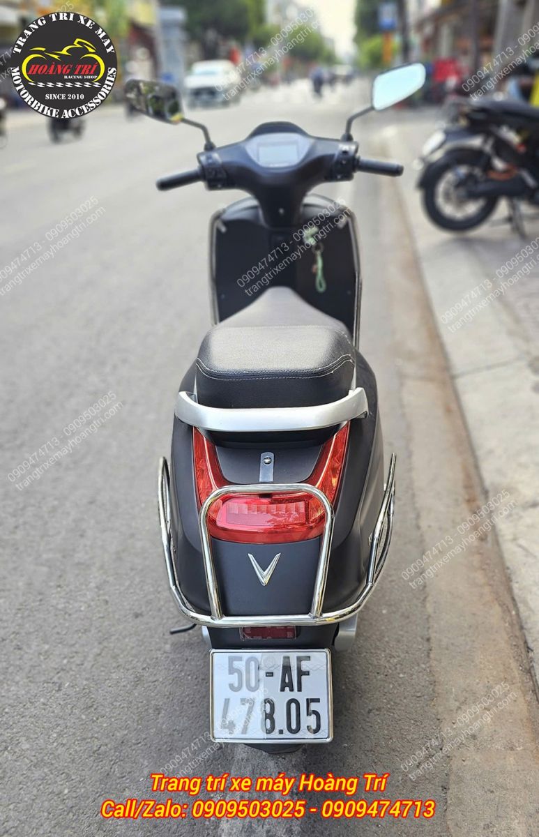 Thiết kế khung bảo vệ phía sau Klara Neo chắc chắn, hỗ trợ bảo vệ cụm đèn hậu phía sau