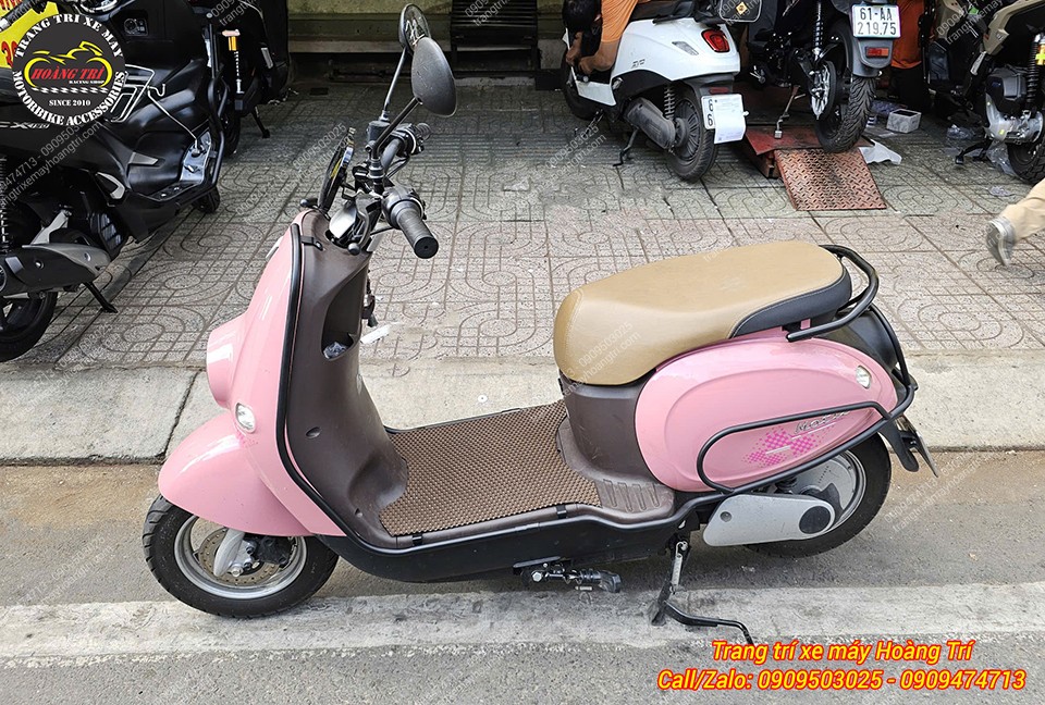 Tổng thể bên hông xe Motio trang bị khung bảo vệ tăng độ cứng cáp, viền đẹp mắt