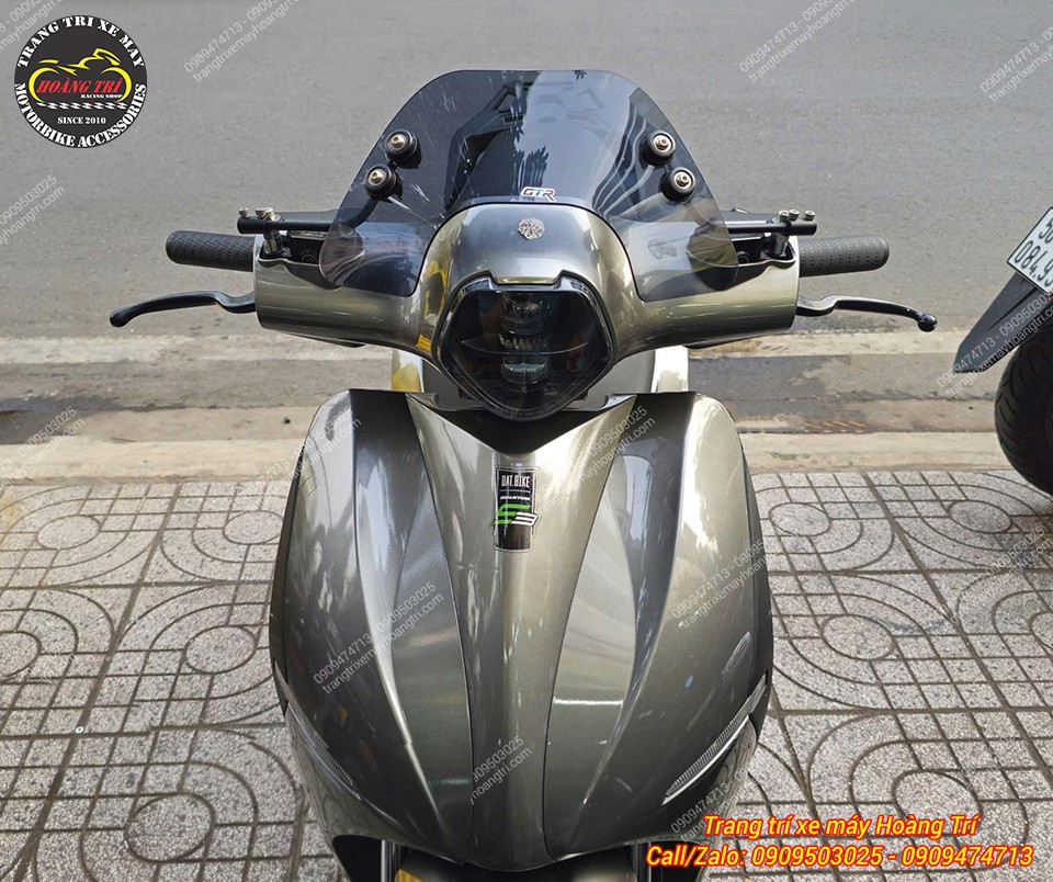 Cận cảnh kính chắn gió Datbike Quantum đen khói tăng vẻ thể thao và chắn gió hiệu quả
