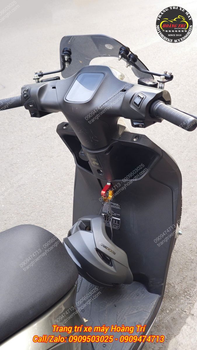 Kính chắn gió Datbike Quantum màu khói lắp chuẩn vị trí đầu xe gọn gàng và chắc chắn