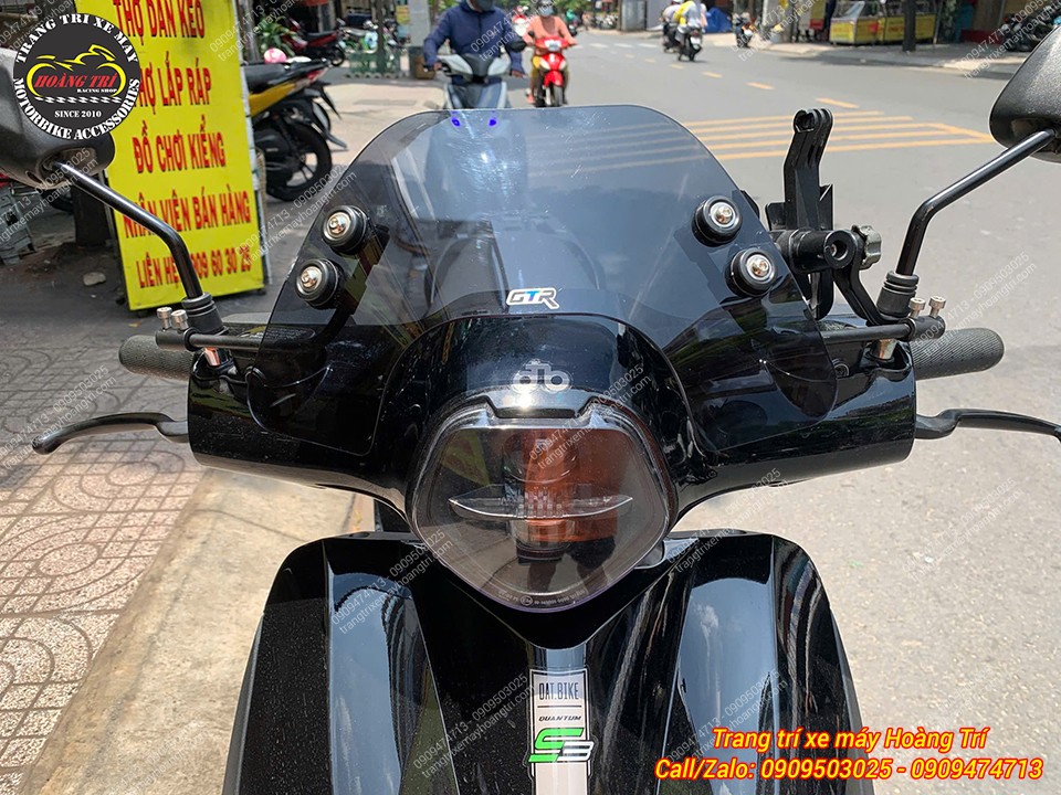 Phiên bản kính chắn gió Datbike Quantum màu khói nổi bật với kiểu dáng thể thao cá tính