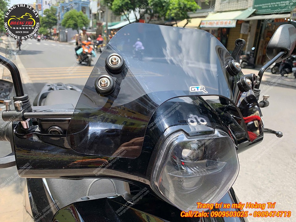 Góc nghiêng kính chắn gió Datbike Quantum giúp phần đầu xe trông cao và hầm hố hơn