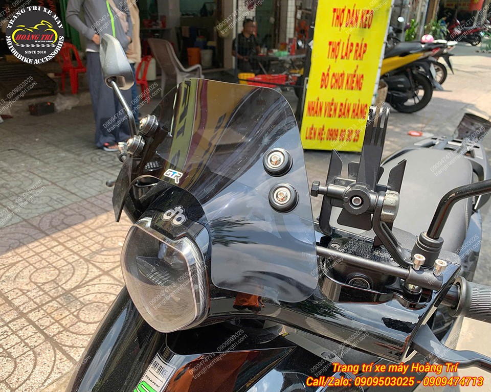 Chi tiết kính chắn gió Datbike Quantum với kiểu dáng mạnh mẽ và chắc chắn trên chân kính Datbike Quantum