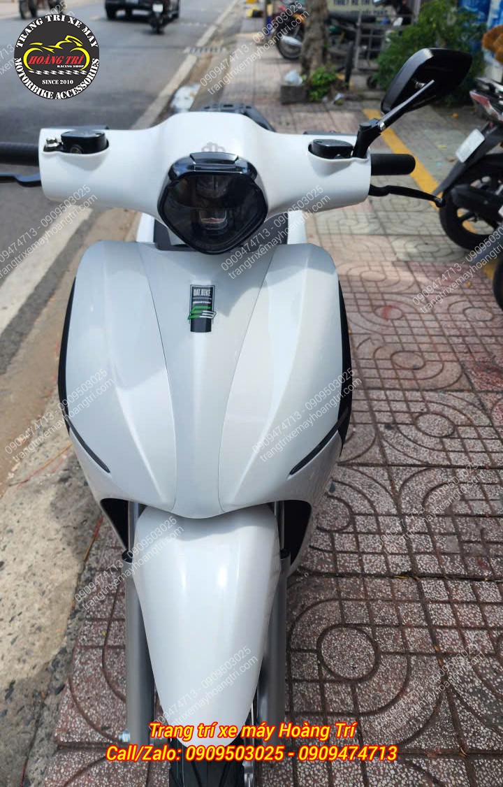 Anh khách trang bị thêm ốp đèn pha màu đen tông sẹc tông với kính hậu