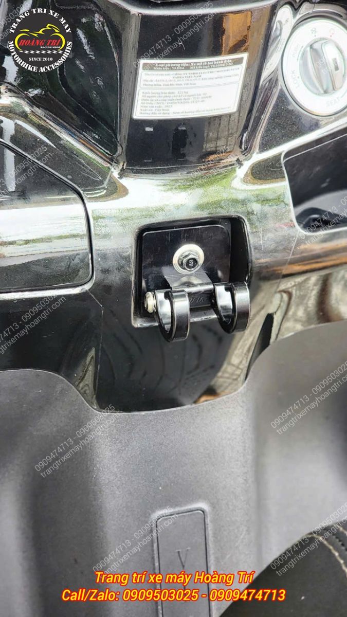 Cận cảnh móc treo đồ thay thế móc treo zin của xe Yadea Velax thiết kế gọn gàng