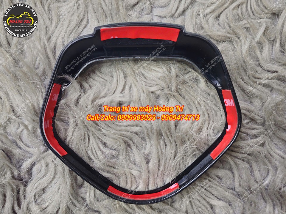 Mặt sau ốp đèn pha Datbike Quantum trang bị sẵn keo dán giúp cố định chắc chắn khi sử dụng