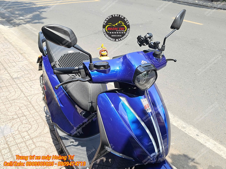 Tổng thể đầu xe Datbike Quantum trang bị ốp đèn pha QH tạo cảm giác cứng cáp và cá tính hơn