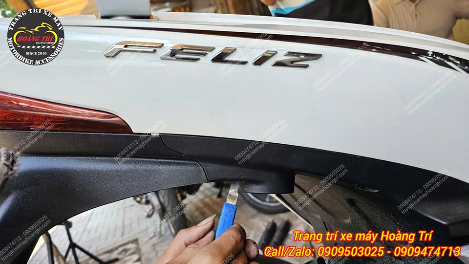 Cần cắt nhẹ dàn áo tại vị trí tiếp xúc với bình dầu để lắp phuộc YSS G-Series Feliz