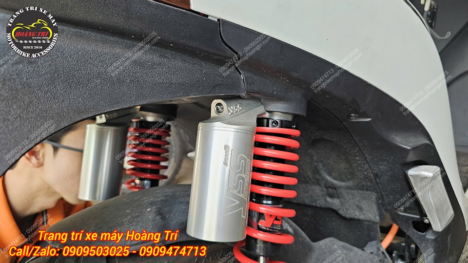Chi tiết bình dầu phuộc YSS G-Series tạo điểm nhấn thể thao cho Vinfast Feliz trắng