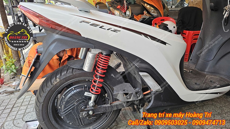 Toàn cảnh dàn chân sau Vinfast Feliz với phuộc YSS G-Series màu đỏ thể thao mạnh mẽ