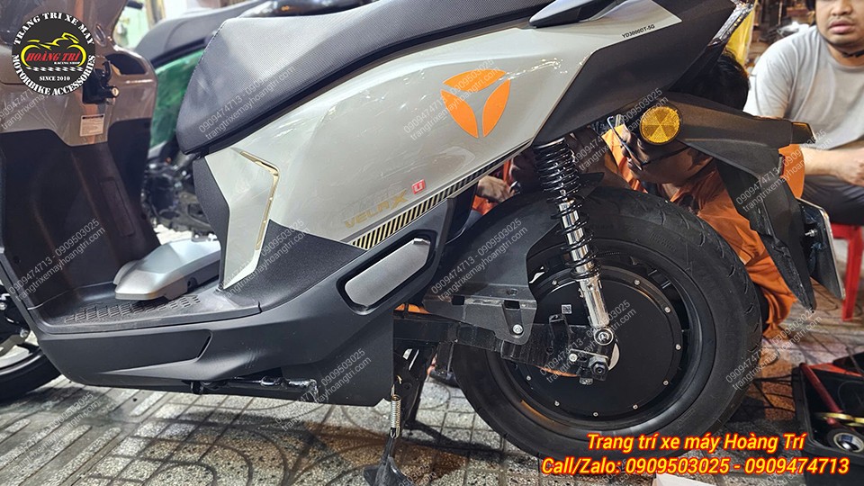 Tổng thể Yadea Velax U với cặp phuộc zin của xe phù hợp với nhu cầu cơ bản