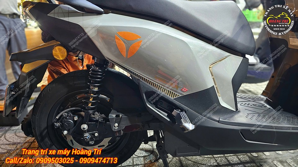 Dàn chân sau Yadea Velax U trở nên đầm chắc, nổi bật hơn với phuộc Racing Boy mới