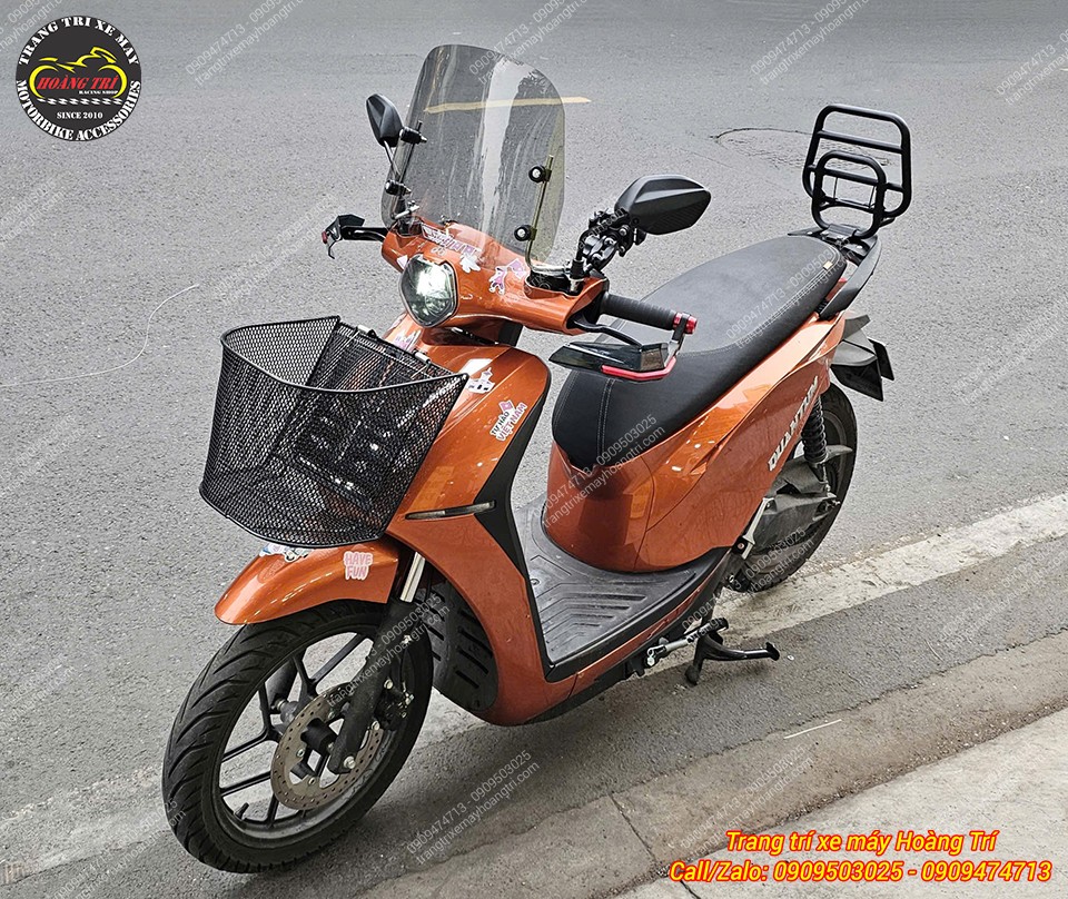 Với việc trang bị rổ trước, vị trí mặt nạ Quantum S1 không còn trống như khi chưa lắp rổ