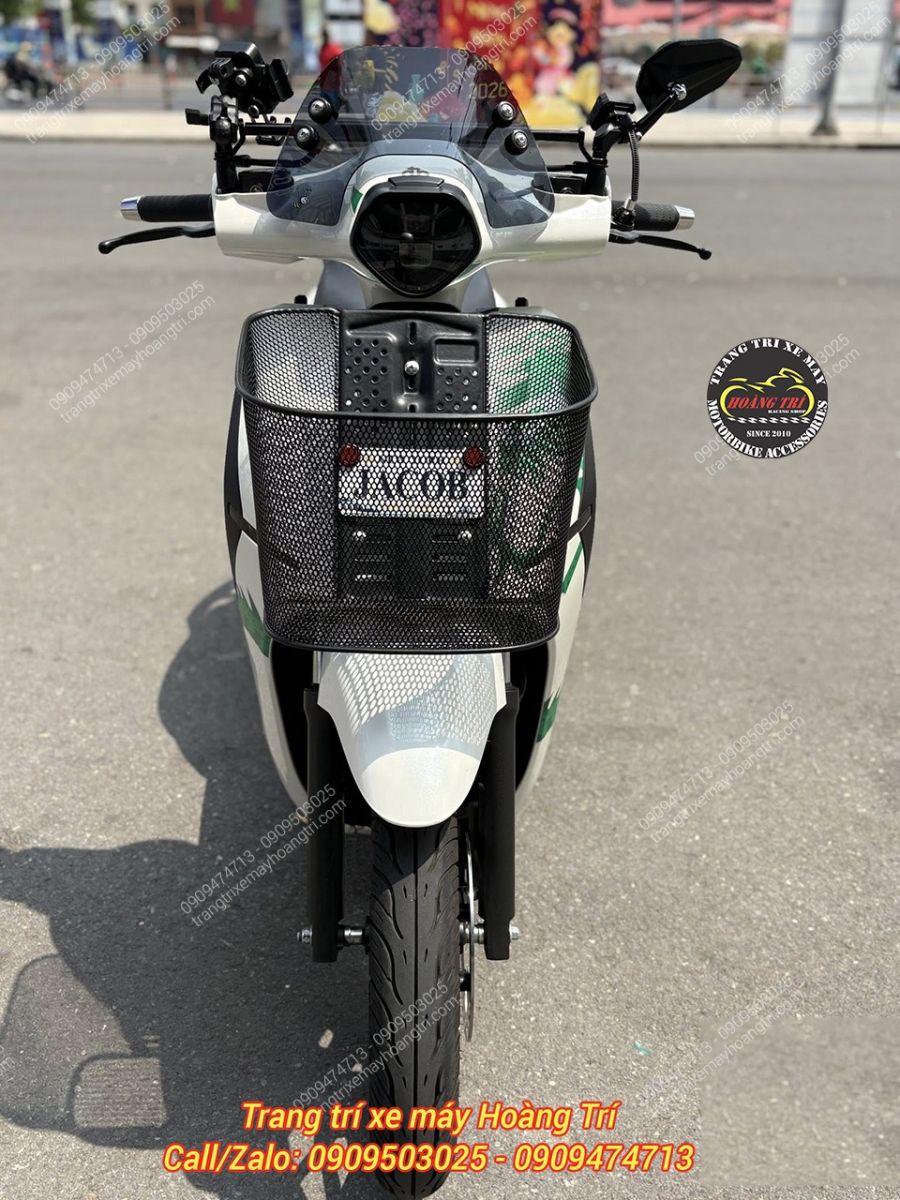 Cận cảnh rổ trước mặt nạ Datbike Quantum thiết kế rộng rãi tăng tiện ích sử dụng hàng ngày
