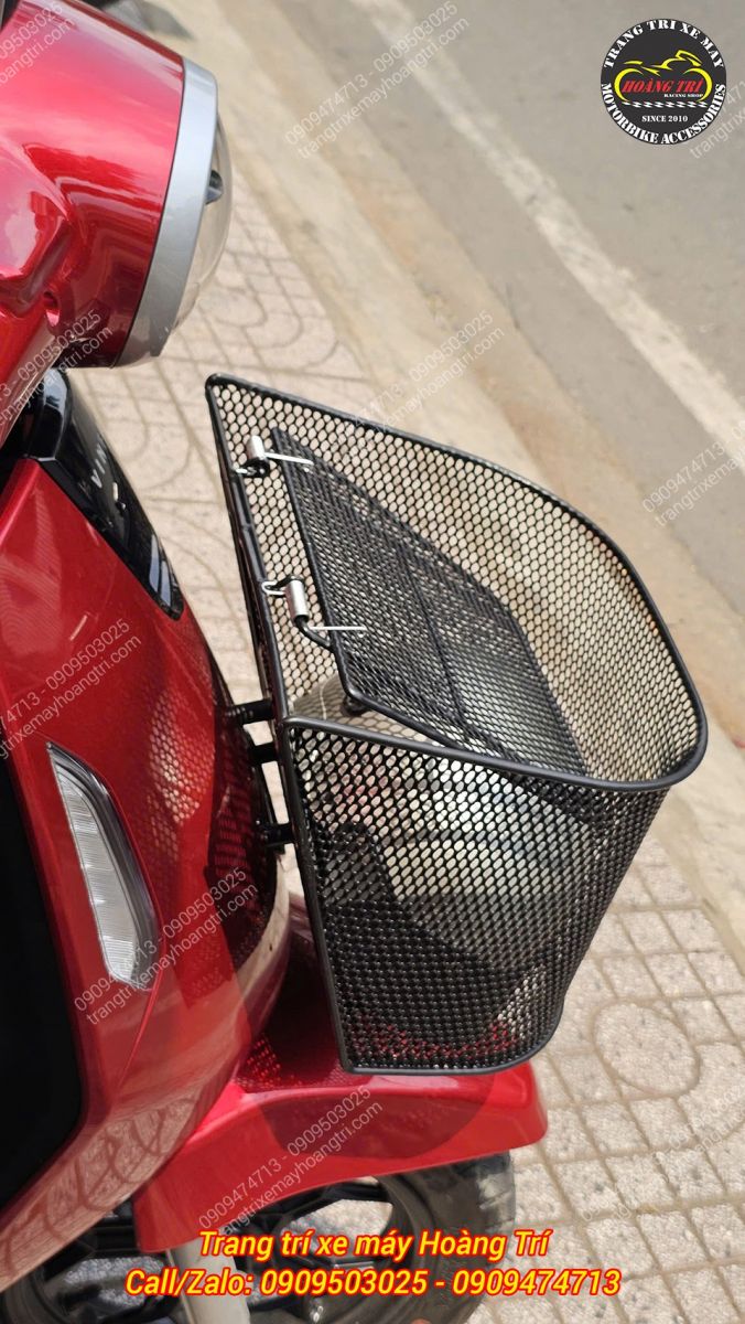 Cận cảnh rổ trước mặt nạ Vinfast EVO Max với thiết kế lưới thép chắc chắn, tiện lợi