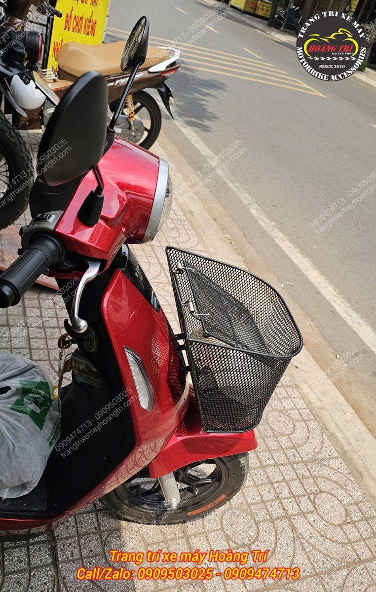 Góc nhìn tổng thể rổ trước EVO Max giúp tăng không gian chứa đồ khi di chuyển hằng ngày