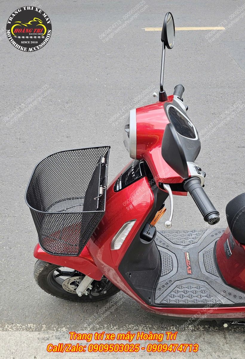 Rổ trước mặt nạ Vinfast EVO Max lắp đặt gọn gàng, hài hòa cùng thiết kế tổng thể xe