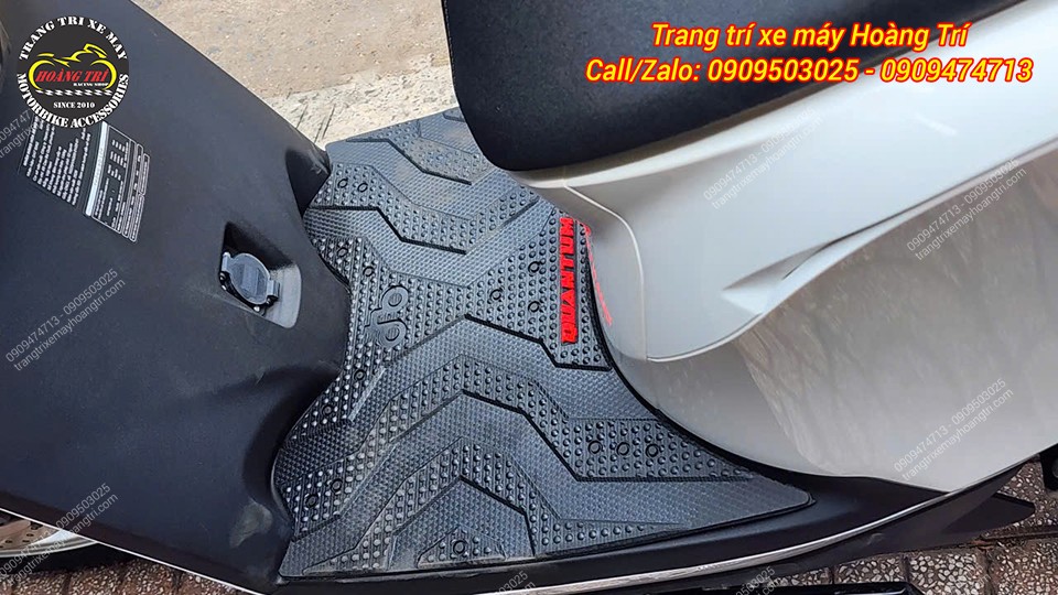 Thảm để chân cao su với các gờ nổi bám chân tốt hơn, chống trầy xước sàn xe