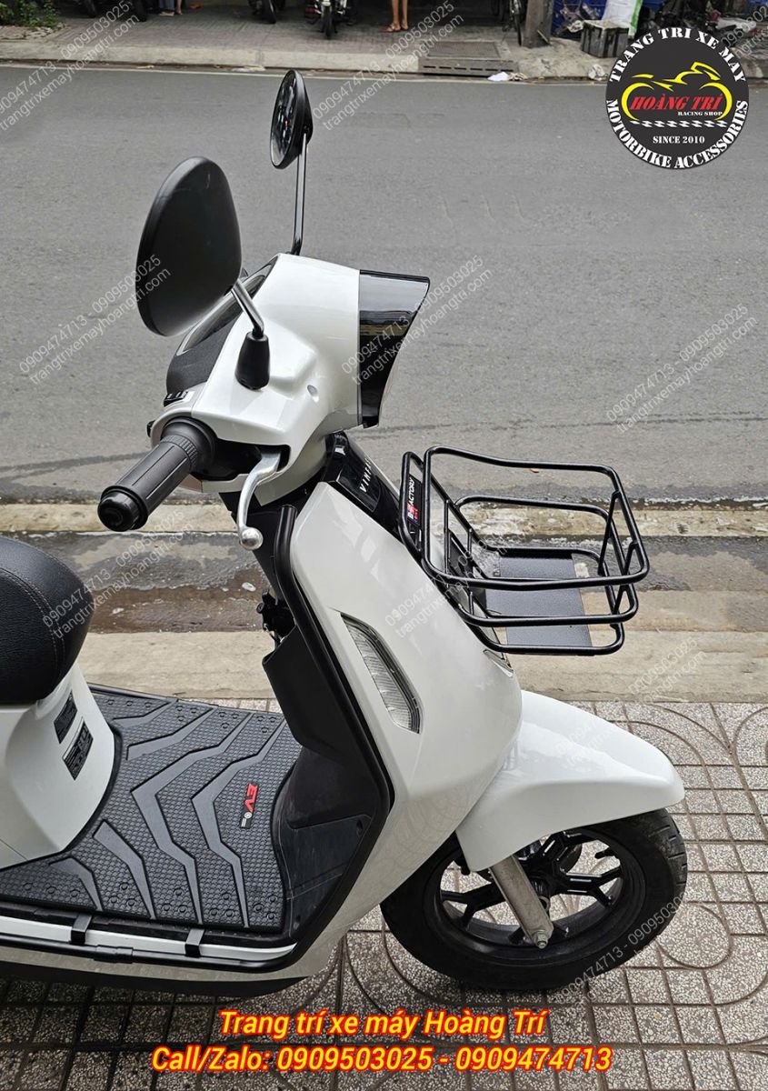 Cận cảnh thảm để chân Vinfast EVO chống trượt hiệu quả kết hợp rổ trước tiện dụng
