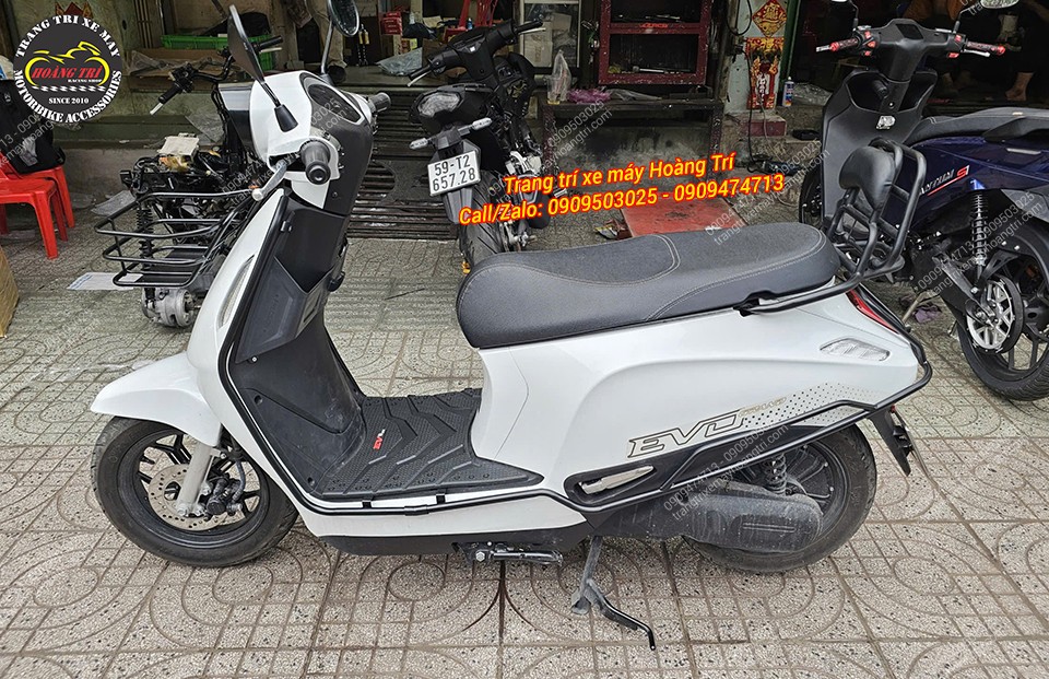 Tổng thể Vinfast EVO trang bị thảm để chân giúp sàn xe sạch sẽ và nổi bật hơn